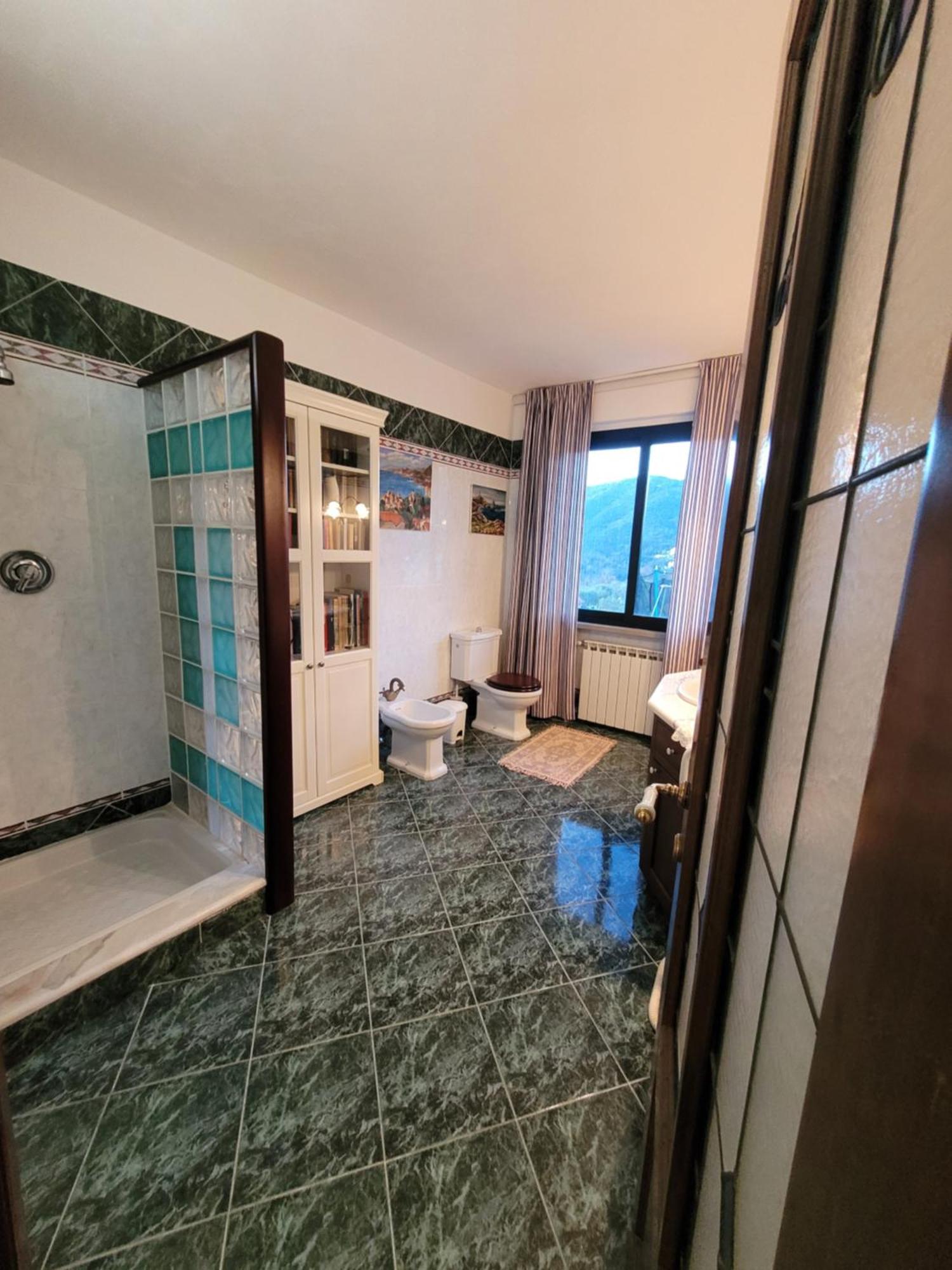 Casa vacanze Madama Dore, Casa Indipendente Con Grande Giardino E Parcheggio Privato La Spezia