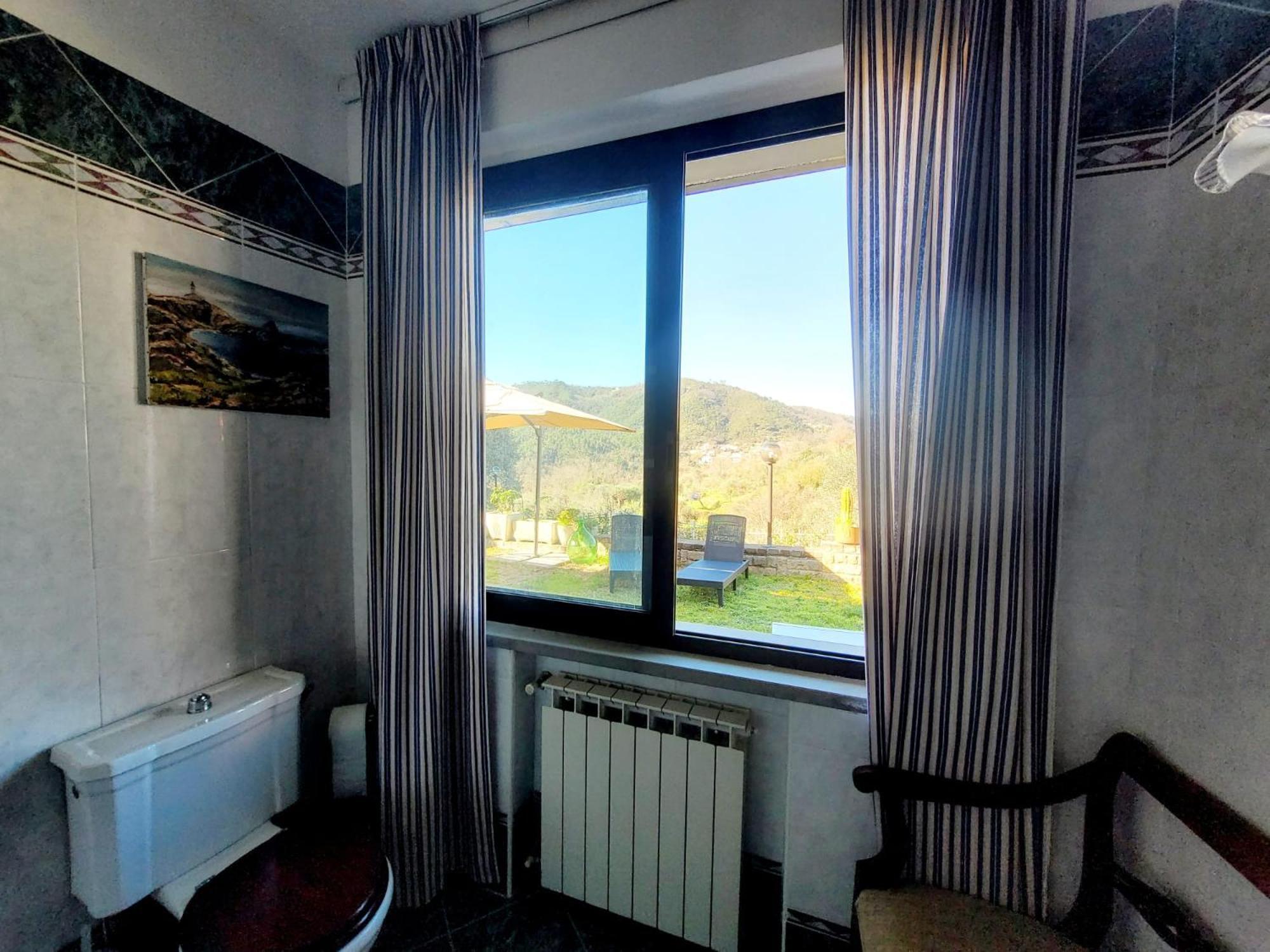 Casa vacanze Madama Dore, Casa Indipendente Con Grande Giardino E Parcheggio Privato La Spezia