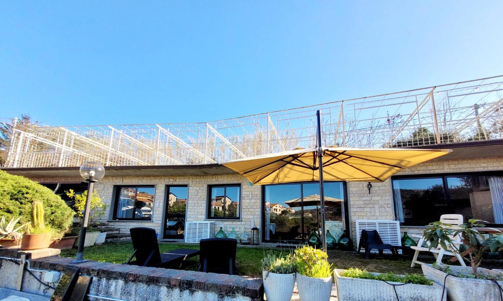Casa vacanze Madama Dore, Casa Indipendente Con Grande Giardino E Parcheggio Privato La Spezia